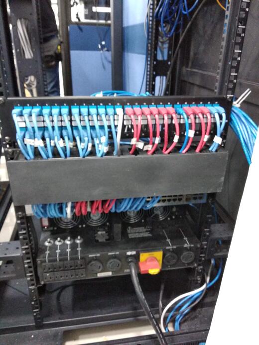 Instalación de rack de servidores y patch panel